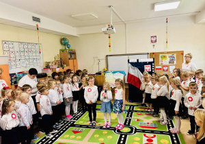 3 dziewczynki z grupy Delfinków recytują wiersz