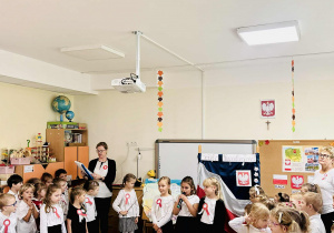 3 dziewczynki z grupy Pszczółek recytują wiersz