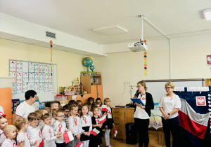 Dzieci ustawione w dużym kole recytują wiersz "Katechizm Polskiego Dziecka"