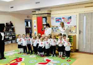 Dzieci z najmłodszej grupy recytują wiersz "Barwy ojczyste"