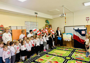 Dzieci wraz z nauczycielkami szykują się do odśpiewania Hymnu Narodowego