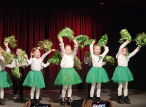 Występ Pszczółek na Kiermaszu Świątecznym w Miejskim Ośrodku Kultury