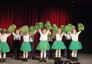 Dzieci wykonują taniec do piosenki "Choinkowe czary"