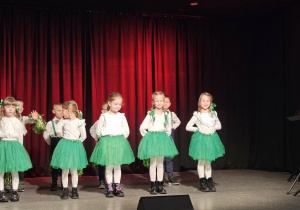 Dzieci wykonują na scenie piosenkę "Choinkowe czary"