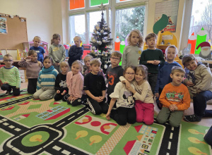 Pszczółki ubierają choinkę