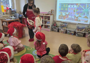 Dzieci częstują się słodkościami po skończonych warsztatach