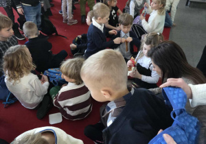 Dzieci jedzą małe przekąski podczas przerwy w trakcje przedstawienia