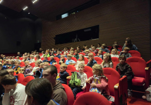 Dzieci siedzą wygodnie na fotelach i czekają na rozpoczęcie spektaklu