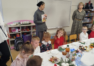 Siostra czyta fragment Pisma Świętego dotyczącego Świąt Bożego Narodzenia