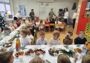 Pani dyrektor składa dzieciom, siostrze zakonnej i nauczycielkom życzenia świąteczne