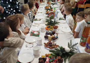 Siostra Angelika wita dzieci na uroczystej Wigilii