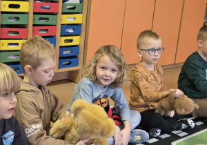 Chłopiec opowiada kolegom o swoim misiu - od kogo go dostał, co razem robią w wolnym chwilach