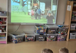 Dzieci oglądają na tablicy multimedialnej bajkę o swoim ulubionym misiu - Misiu Uszatku