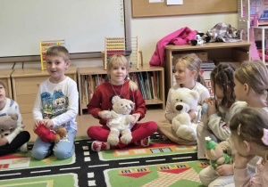 Dziewczynka przedstawia grupie swojego misia