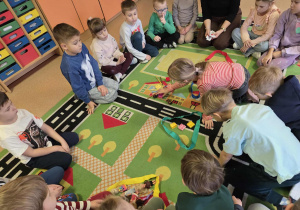 Dziewczynka segreguje prezenty od Mikołaja