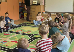 Dzieci przekazują sobie kolejno w kole misia w rytm muzyki, gdy muzyka cichnie nauczycielka zadaje zagadkę dziecku, które trzyma misia w ręcach