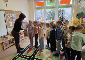 Dzieci kolejno losują prezent z worka Św. Mikołaja