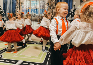 Dzieci tańczą w parach.