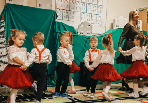 Dzieci tańcza w parach.