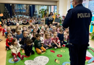 Pan policjant opowiada dzieciom o swojej pracy