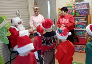 Mikołaj wręcza drobne upominki dzieciom