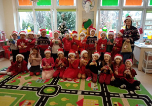 Wychowawczyni wraz z dziećmi czekają na przyjście Mikołaja