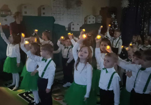 Dzieci prezentują piosenkę improwizowaną ruchem pt. "Wesołych Świąt"
