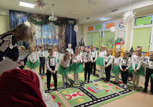 Dzieci kolejno prezentują wiersze dla Mikołaja