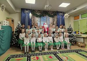 Dzieci wraz z wychowawczyniami, panią dyrektor i Mikołajem pozują do wspólnego zdjęcia