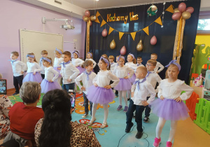 Dzieci śpiewają piosenkę "Pociąg do babci i do dziadziusia"