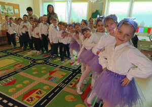 Dzieci przed rozpoczęciem uroczystości przygotowują się do występów dla dziadków