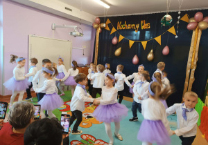 Dzieci tańczą w parach