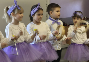 Dzieci grają na instrumentach do piosenki "Koncert dla babci i dziadka"