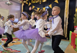 Dzieci tańczą cza-czę w parach