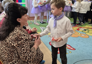Chłopiec wręcza prezent swojej babci