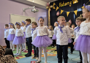 Dzieci śpiewają piosenkę "Sto lat" dziadkom