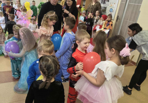 Dzieci w parach tańczą z balonem - konkurs podczas trwania balu
