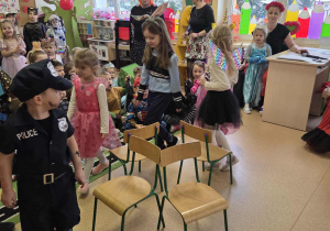 Dzieci biorą udział w konkursie z krzesełkami przy muzyce