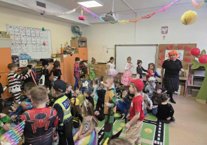 Dzieci bawią się przy muzyce dyskotekowej