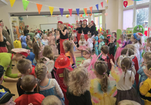 Dzieci tańczą w rytm muzyki