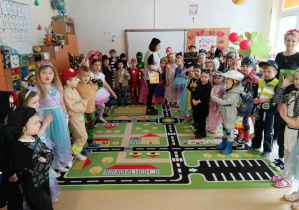 Dzieci tworzą jedno wielkie koło w pięknych, kolorowych przebraniach