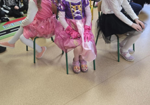 Dzieci biorą udział w konkursie z krzesłami