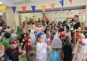 Dzieci swobodnie tańczą przy muzyce