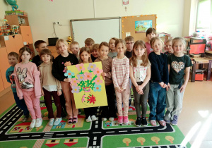 Dziewczynki i chłopcy wspólnie świętują Dzień Kobiet i Mężczyzn