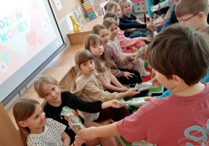 Dziewczynki dostąaą prezenciki od chłopców