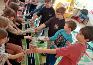 Chłopcy wręczają dziewczynkom prezenty