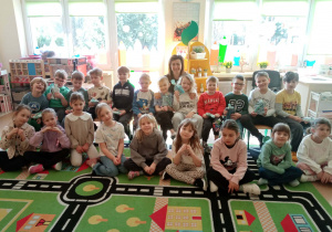 Dzień Mężczyzn - chłopcy pozują do zdjęć z prezentami od dziewczynek