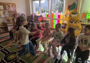 Chłopiec wręcza tulipana koleżance