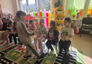 Chłopiec wręcza kwiatka koleżance