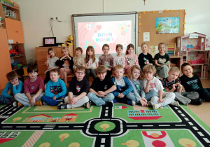 Dzień Kobiet - dziewczynki pozują do zdjęcia z upominkami